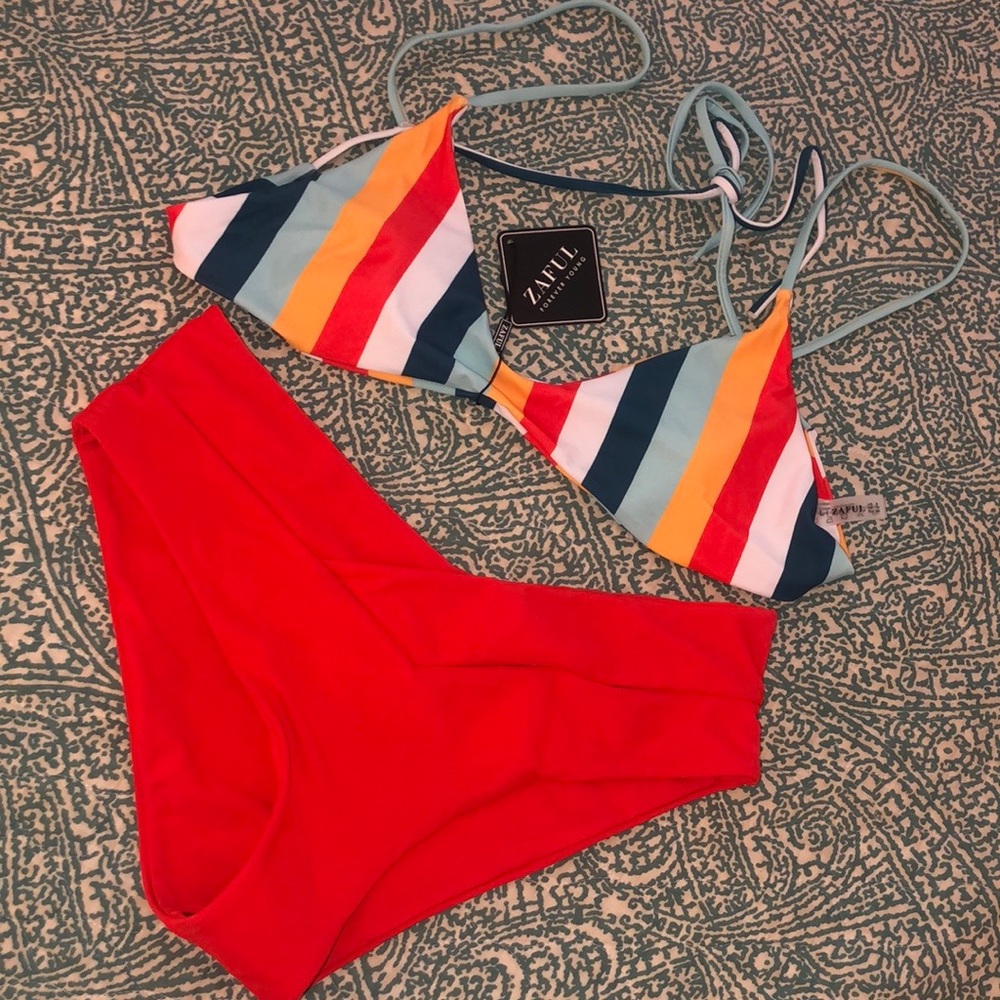 Two piece bikini w adjustable/tie top.